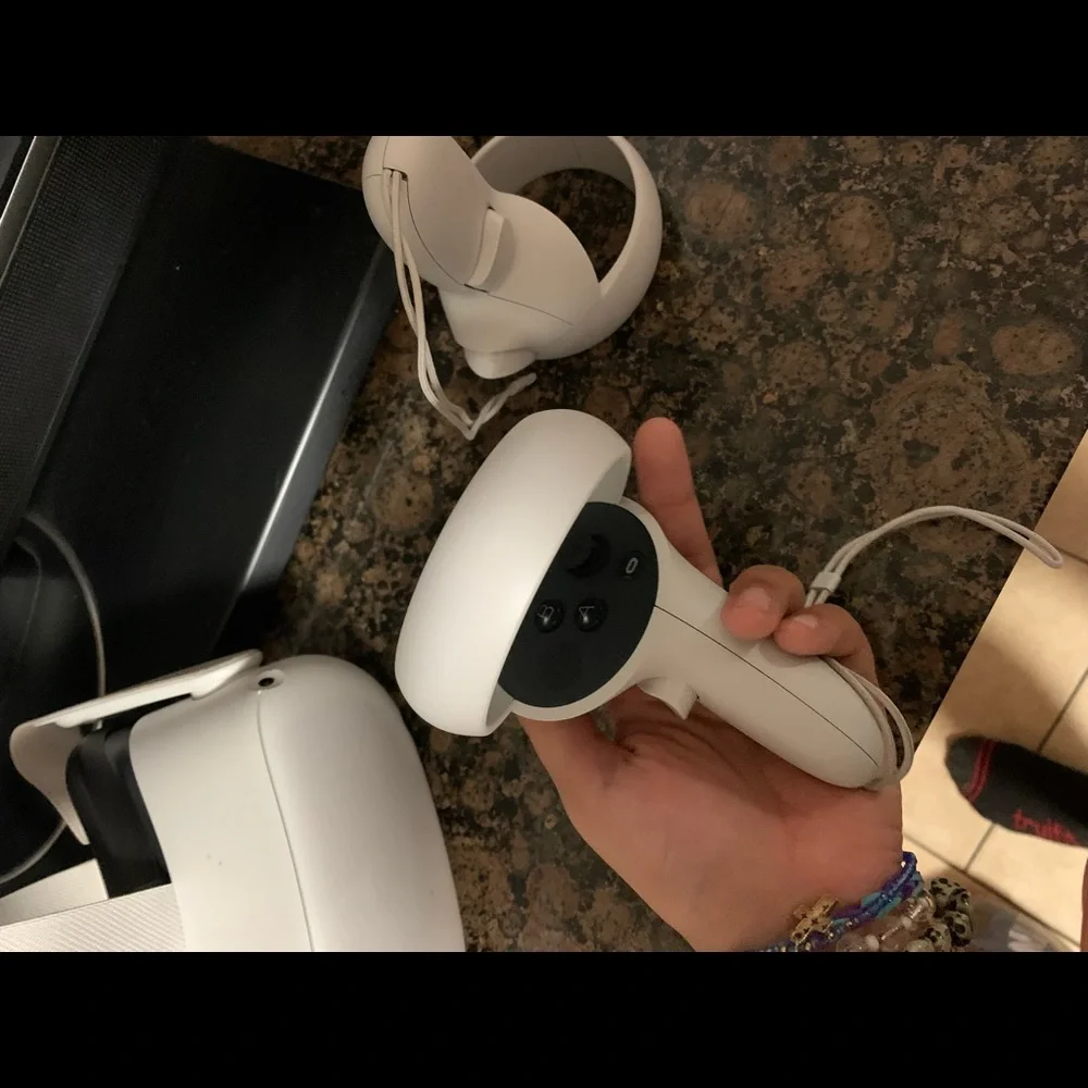 Oculus quest 2 used like new got it a month ago never use it